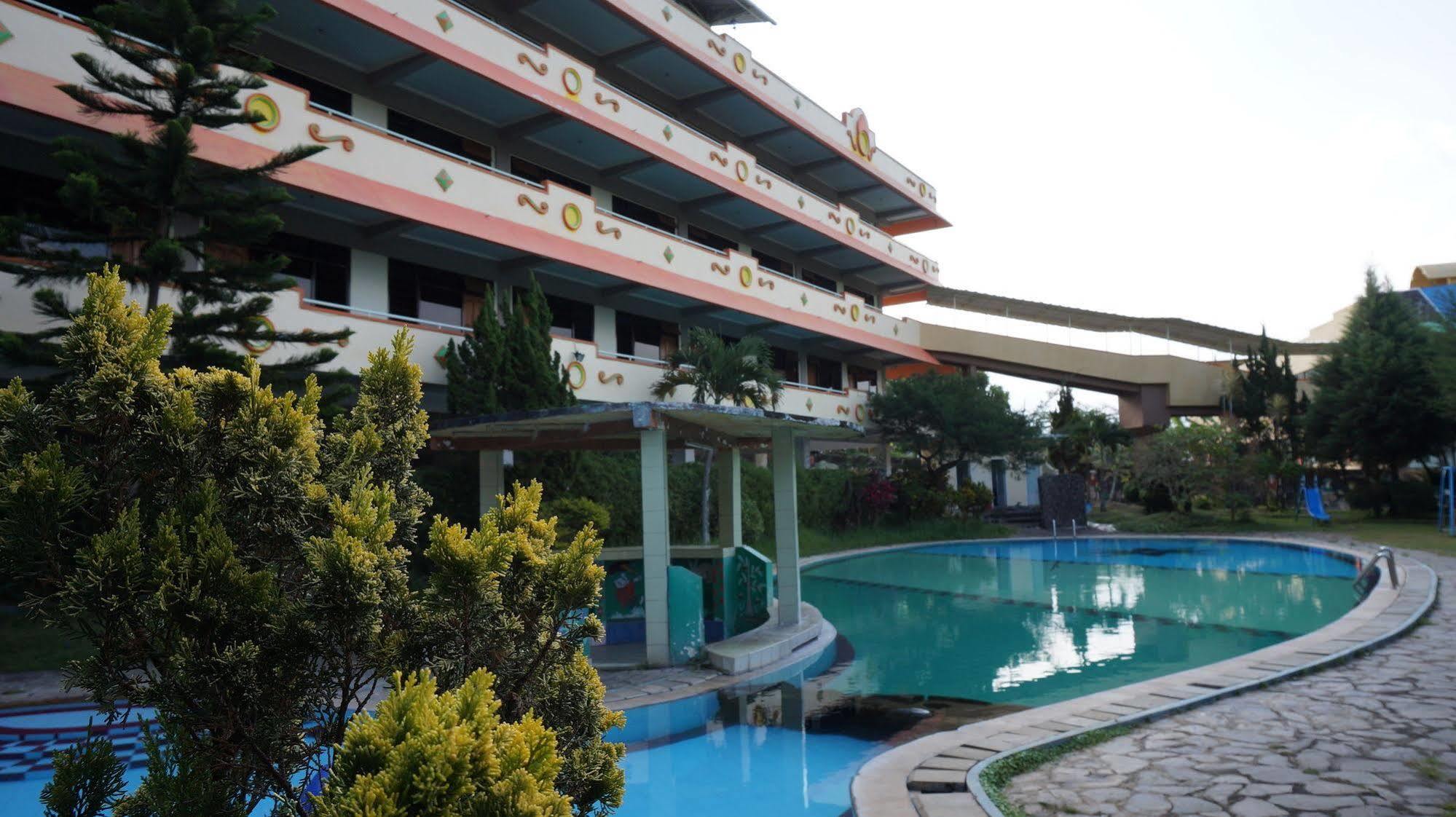 Hotel Surya Indah Batu Malang Kültér fotó