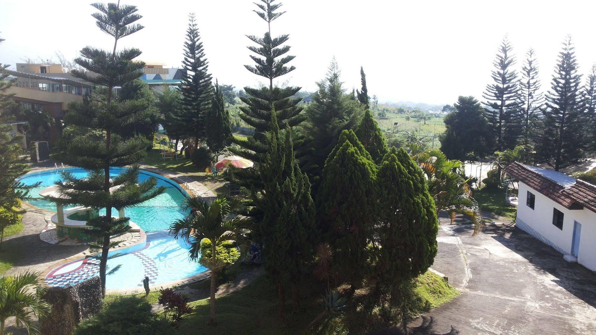 Hotel Surya Indah Batu Malang Kültér fotó