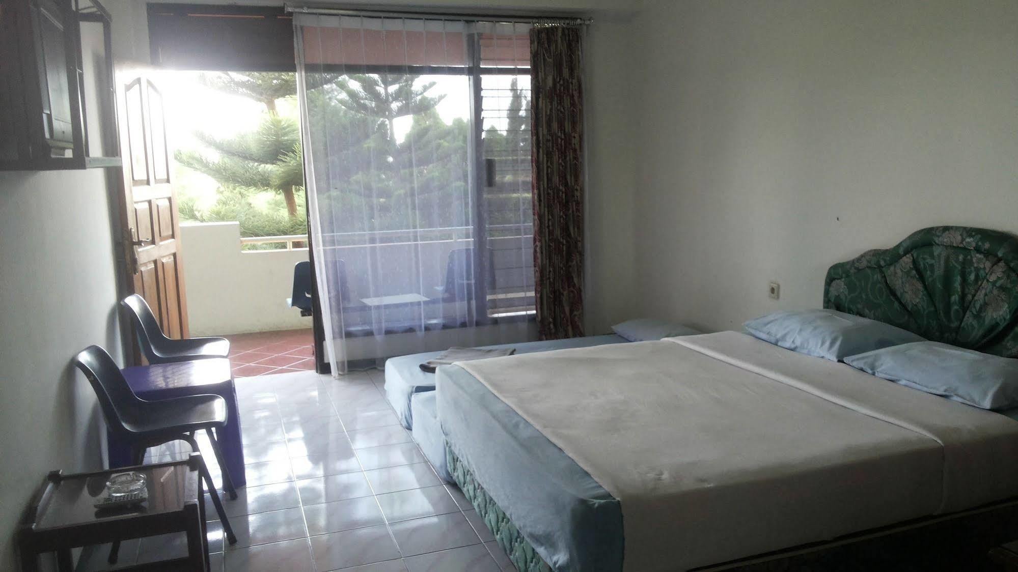 Hotel Surya Indah Batu Malang Kültér fotó