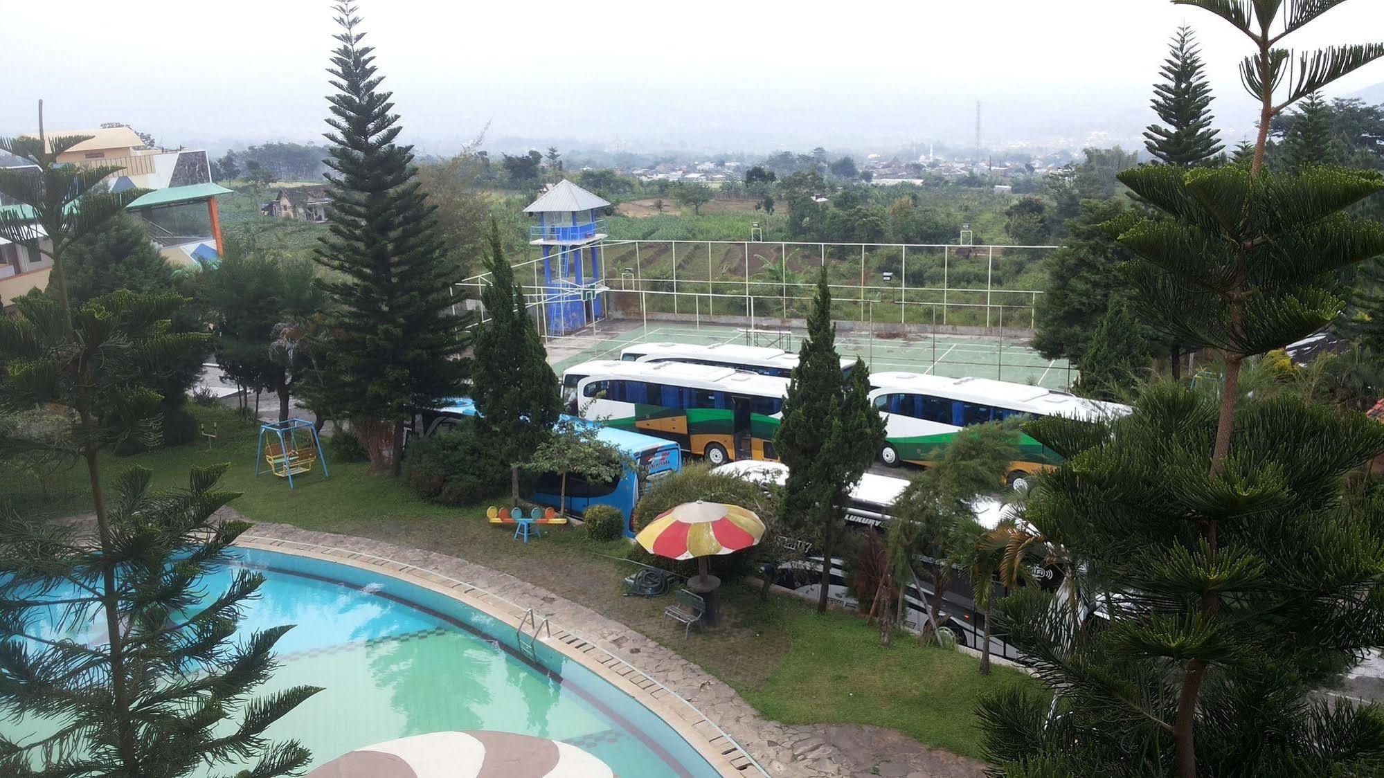 Hotel Surya Indah Batu Malang Kültér fotó