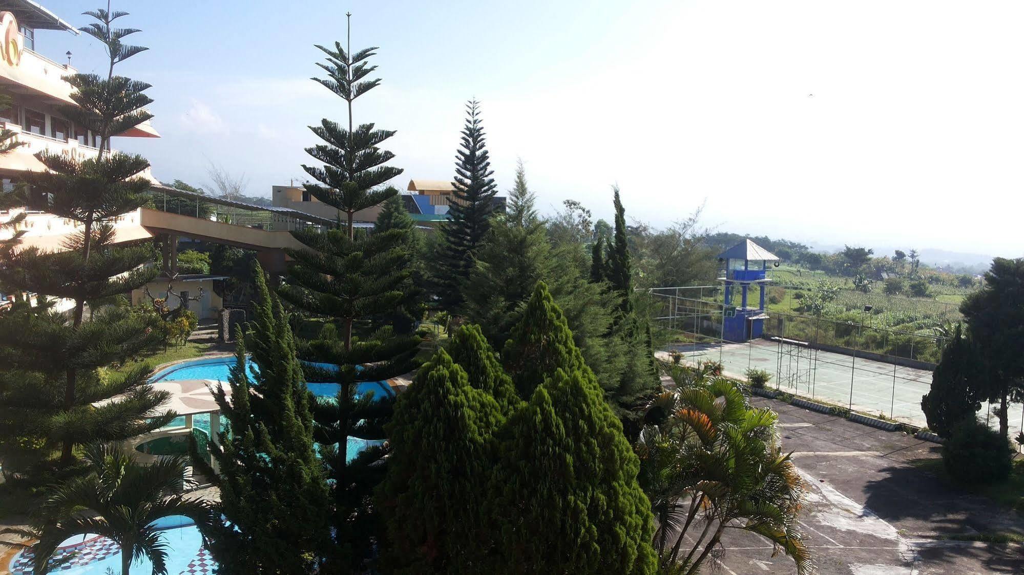 Hotel Surya Indah Batu Malang Kültér fotó