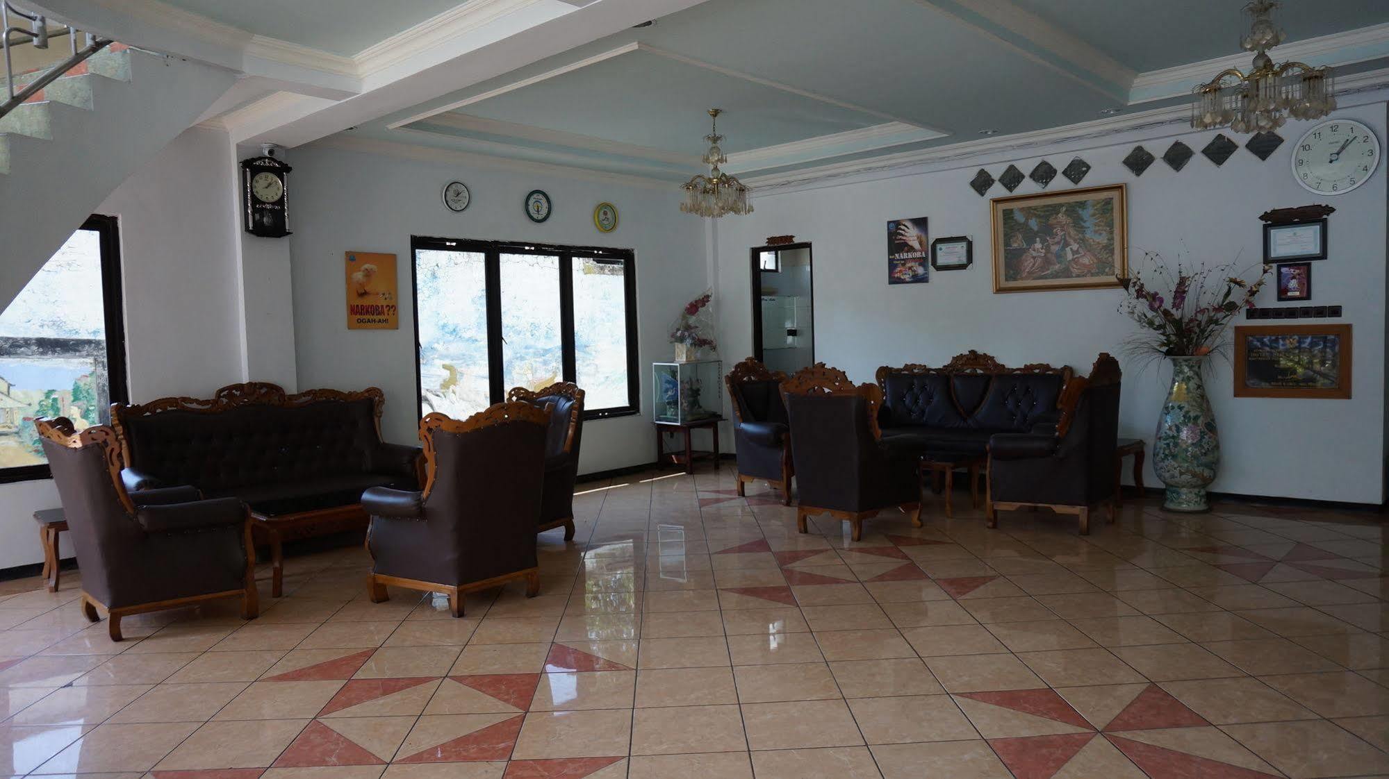Hotel Surya Indah Batu Malang Kültér fotó
