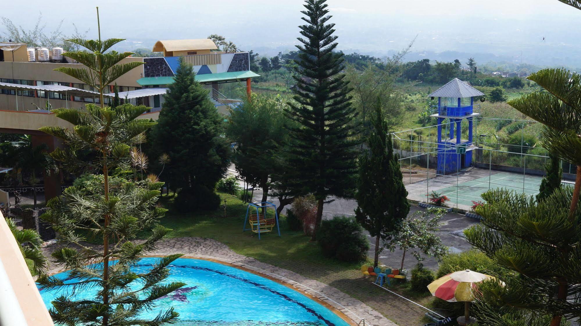 Hotel Surya Indah Batu Malang Kültér fotó