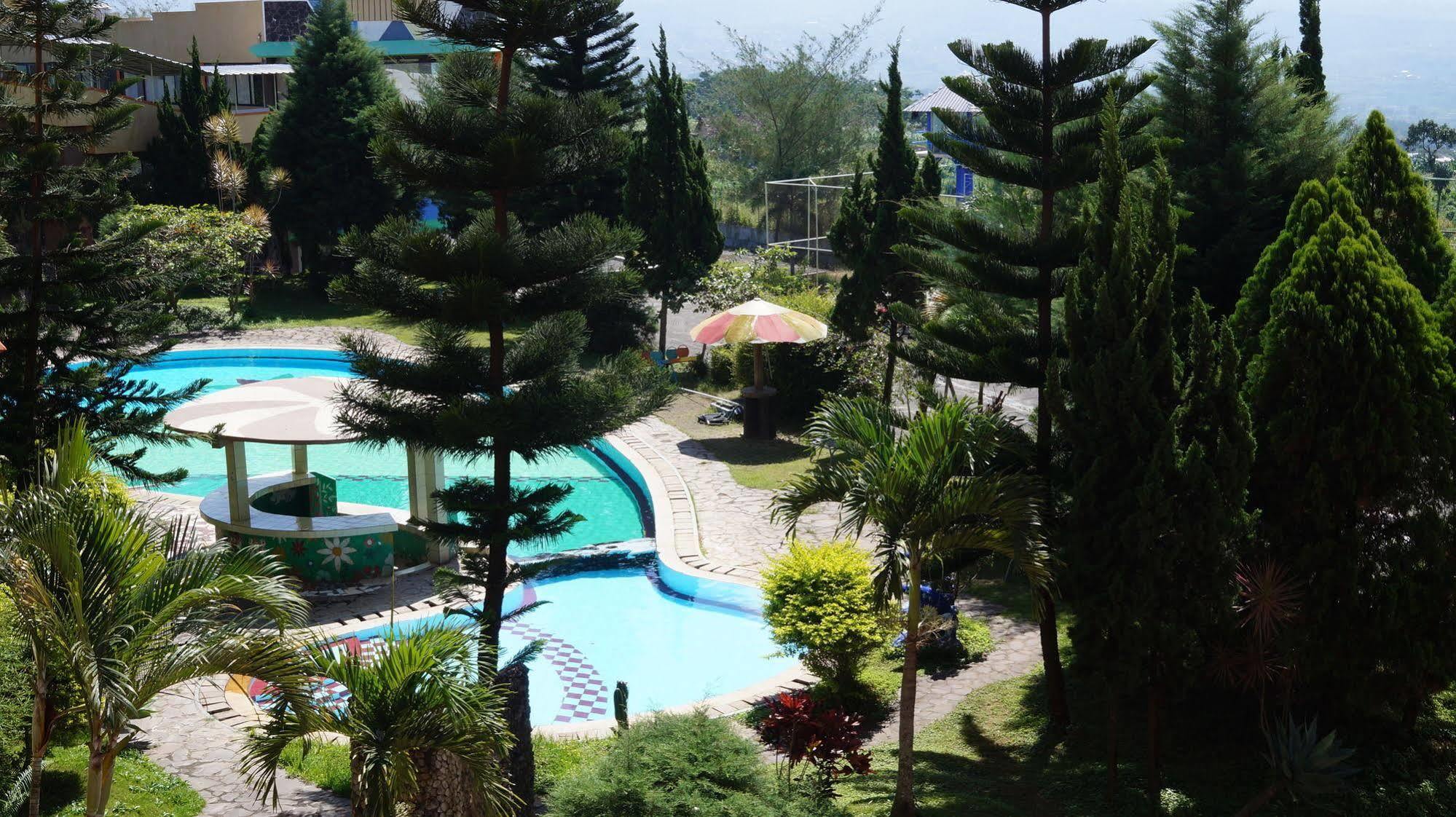 Hotel Surya Indah Batu Malang Kültér fotó