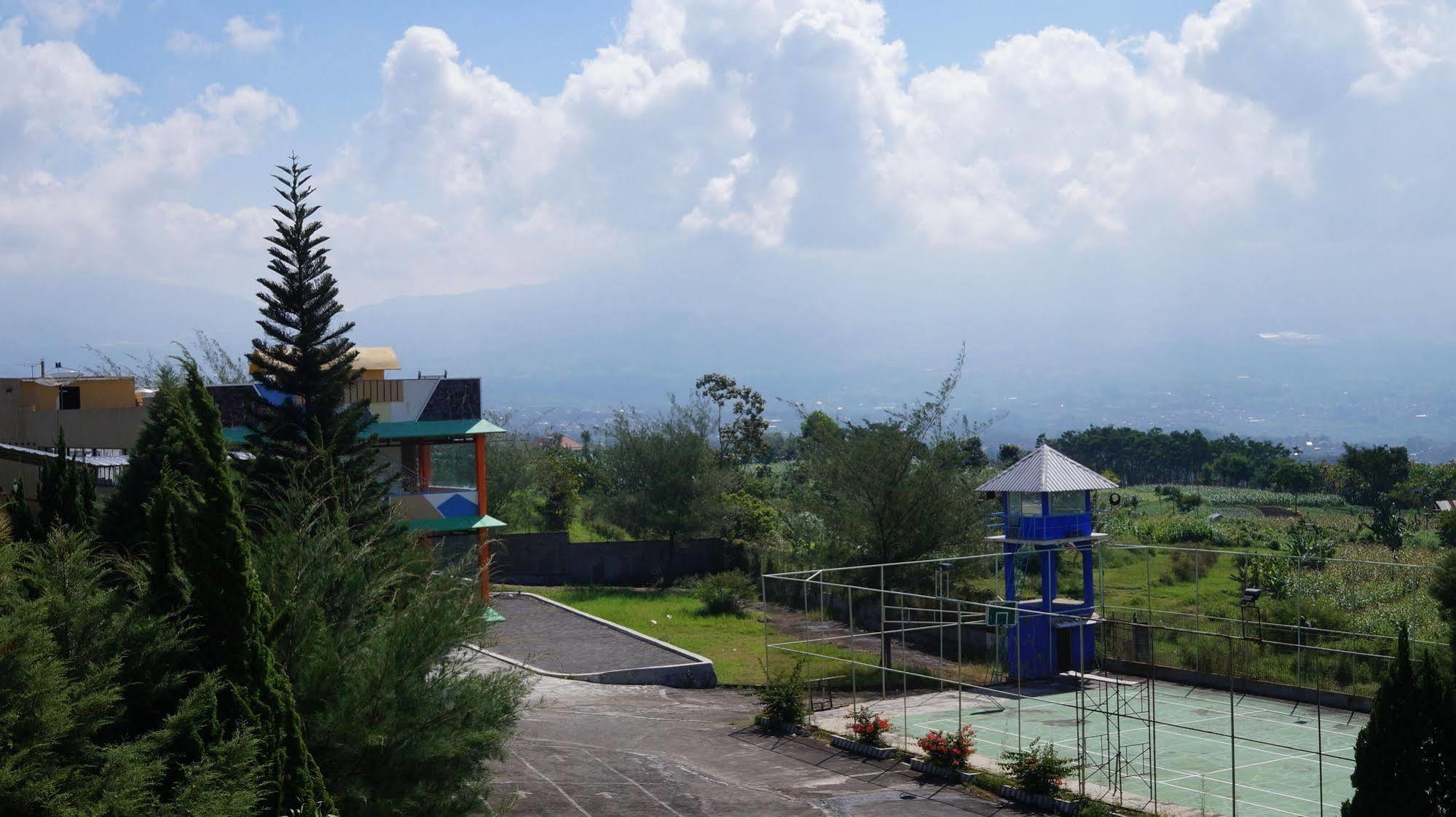 Hotel Surya Indah Batu Malang Kültér fotó