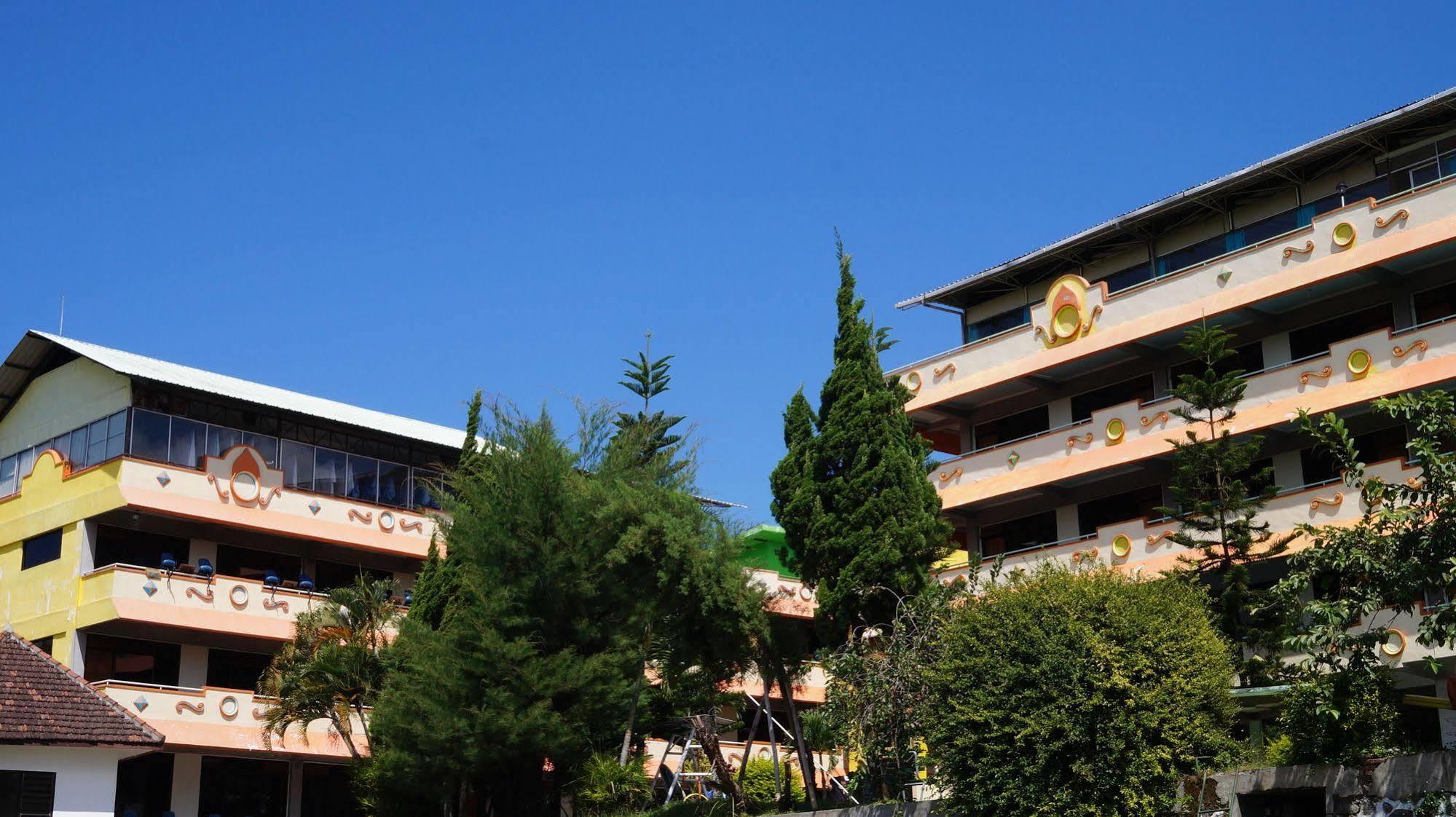 Hotel Surya Indah Batu Malang Kültér fotó